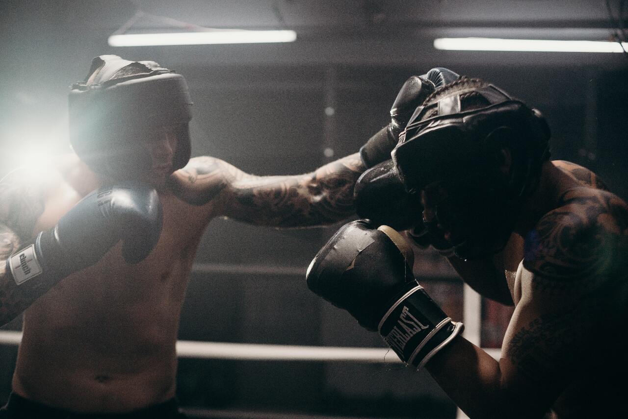 站在擂台上被揮拳 總比站在殘酷社會上不准還拳好