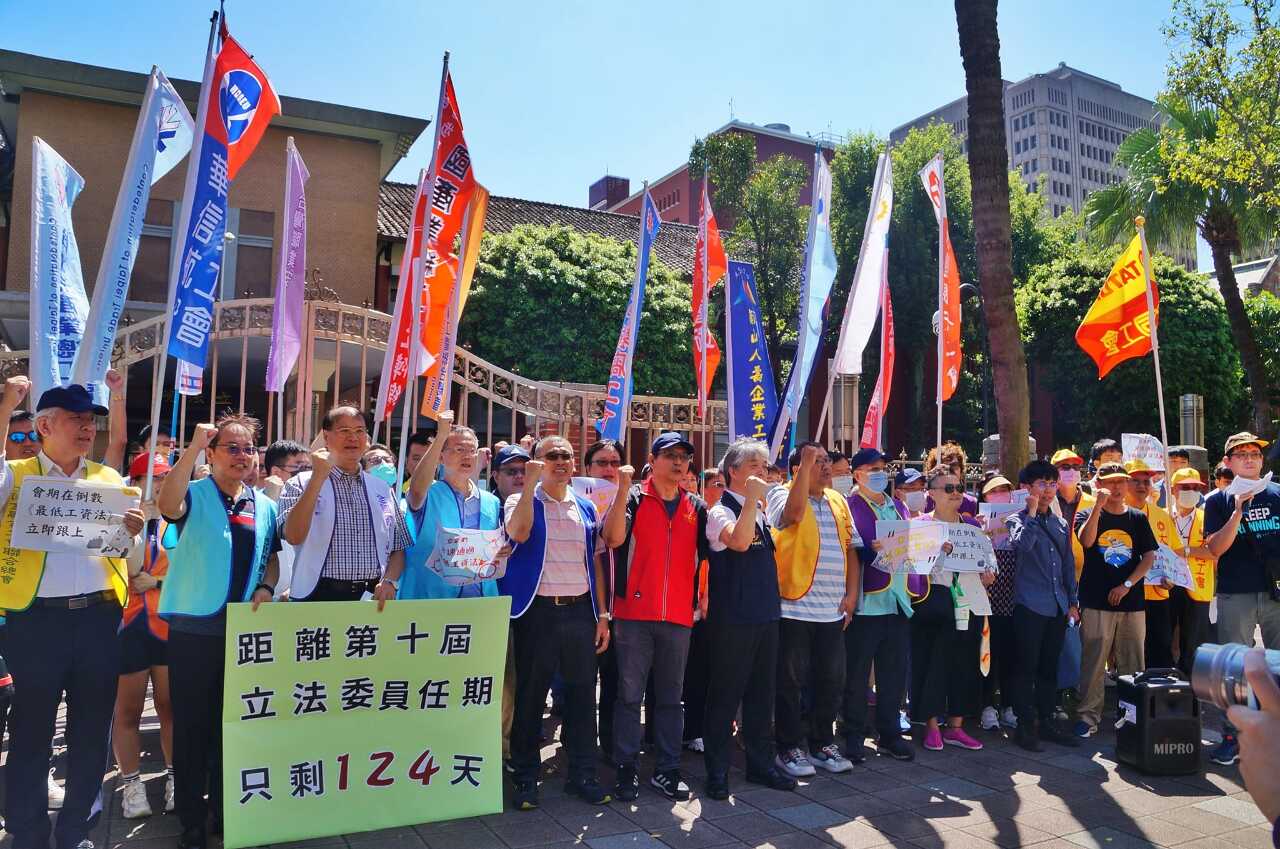 憂屆期不連續 勞團籲立院儘速排審最低工資法