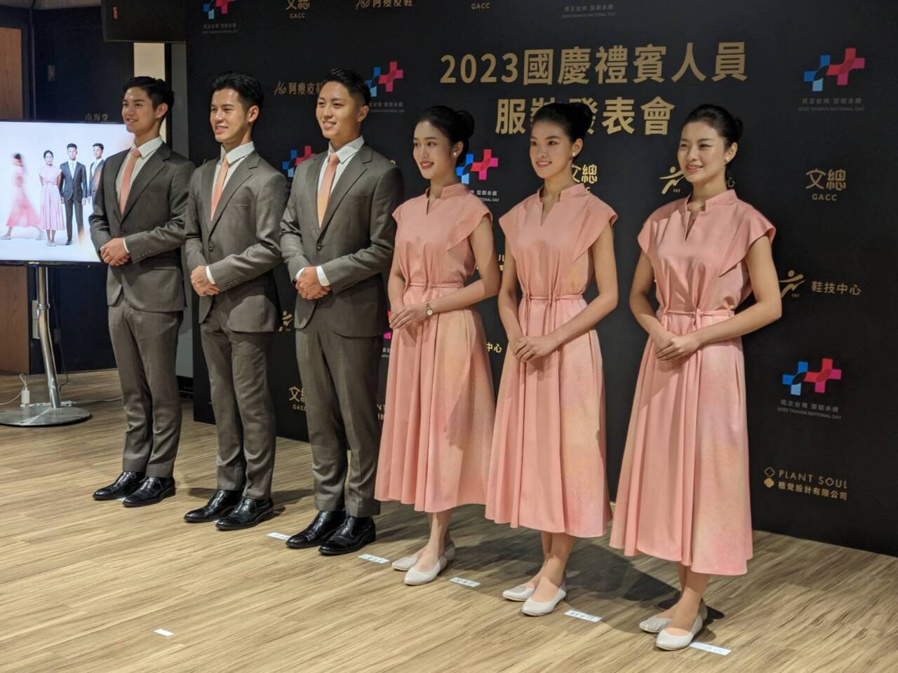 以台灣欒樹象徵多元民主社會 國慶禮賓服首曝光(影音)