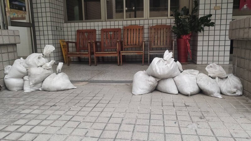 北、東持續降雨  恆春風力上看12級