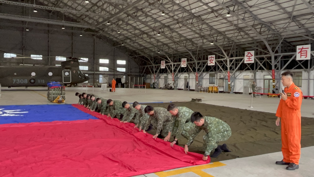國慶整備 國軍直升機將吊掛巨幅國旗飛越總統府(影音)