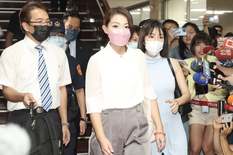 涉詐領助理費案 台北地院首傳高虹安出庭