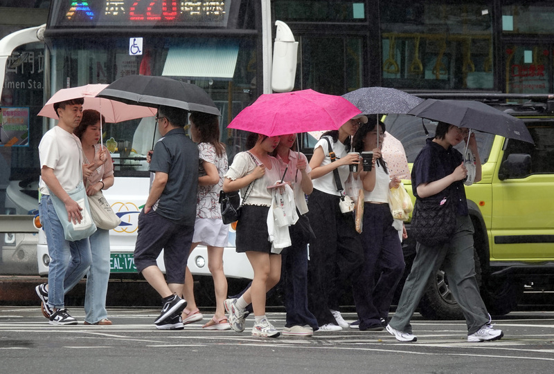 鋒面通過各地局部陣雨 東北季風增強北台轉涼