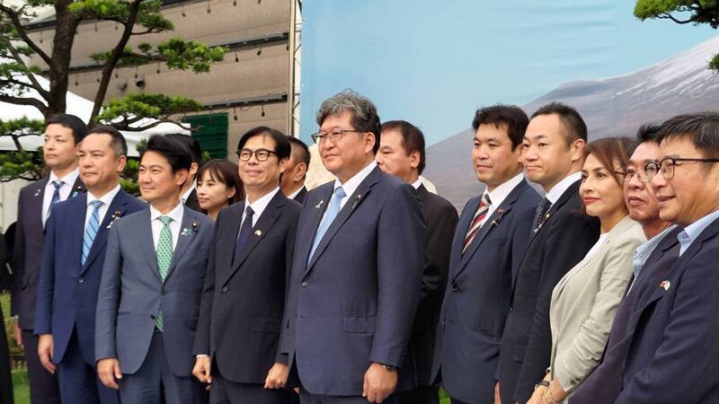向安倍銅像獻花致意 萩生田光一：台日是永遠好朋友