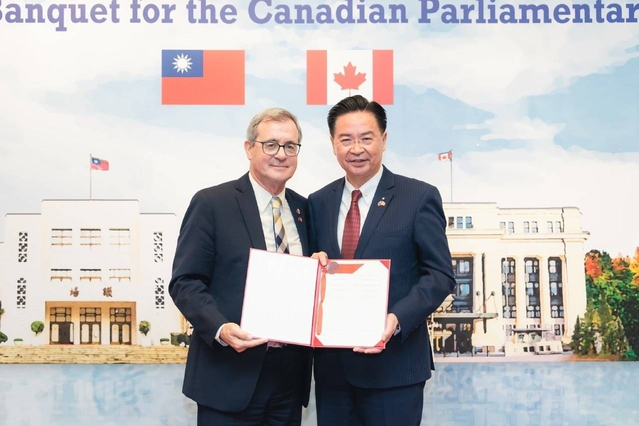 加拿大議員團贈友台法案影本  彰顯對台支持