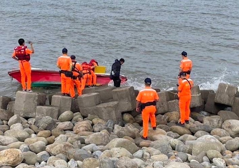 男子疑偷渡擱淺苗栗海邊 海巡逮捕送辦