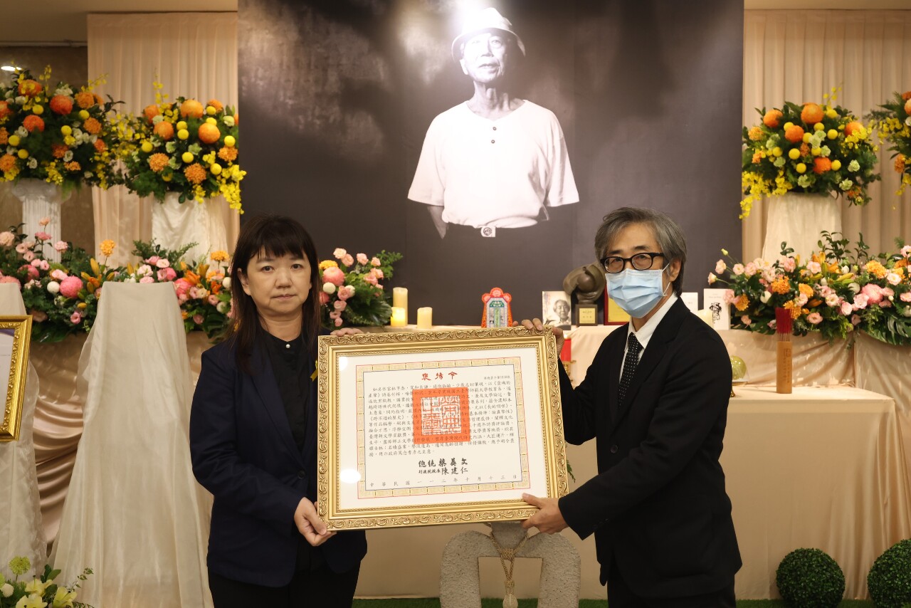 詩人林亨泰告別式 文化部代表頒贈總統褒揚令