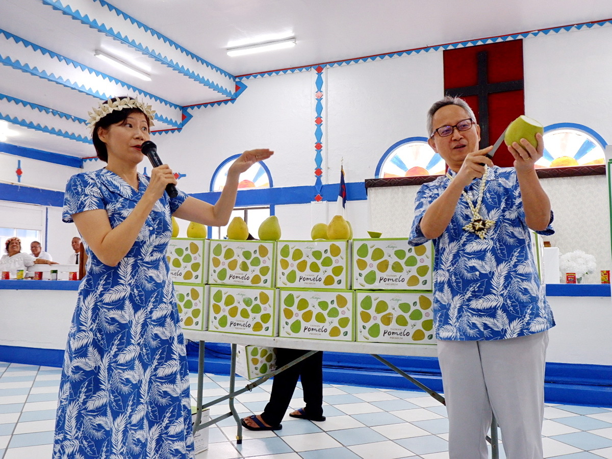 台灣文旦飄香馬紹爾 我駐馬大使親授如何剝食