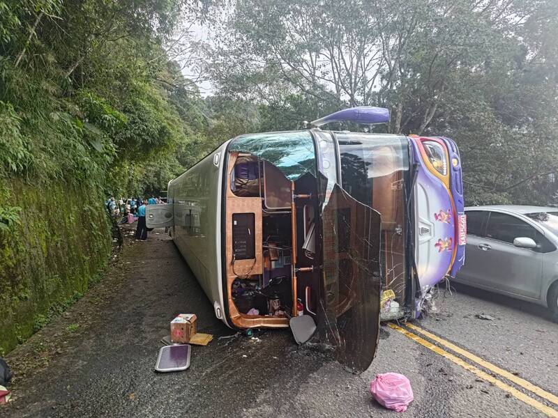 太平山遊覽車失控側翻 11傷1人命危