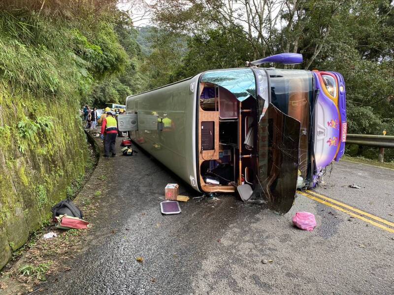 遊覽車太平山側翻 1人不治38人輕重傷