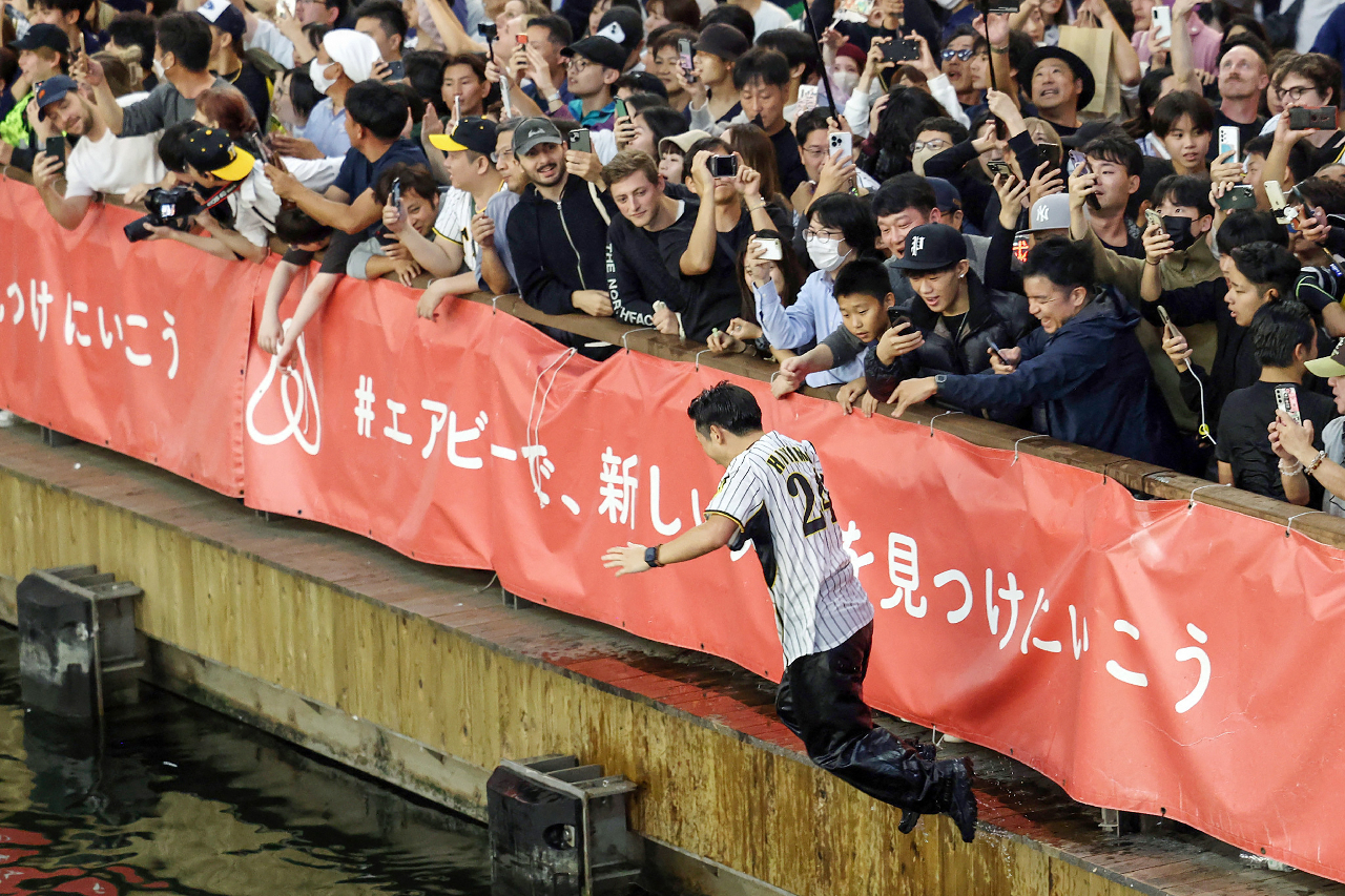 打破詛咒阪神虎封王 球迷跳道頓堀川慶祝