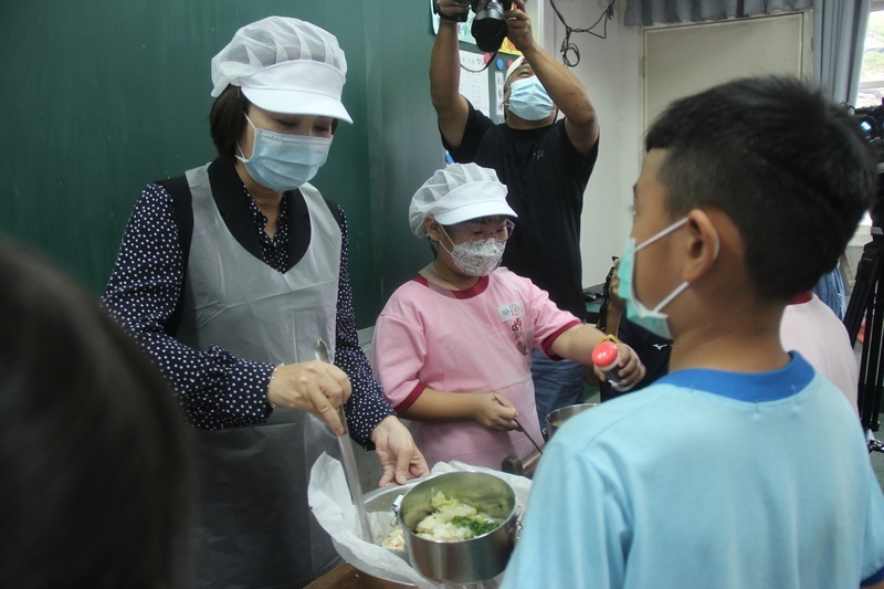 寶林茶室食物中毒案  教部：學校午餐須當餐製作