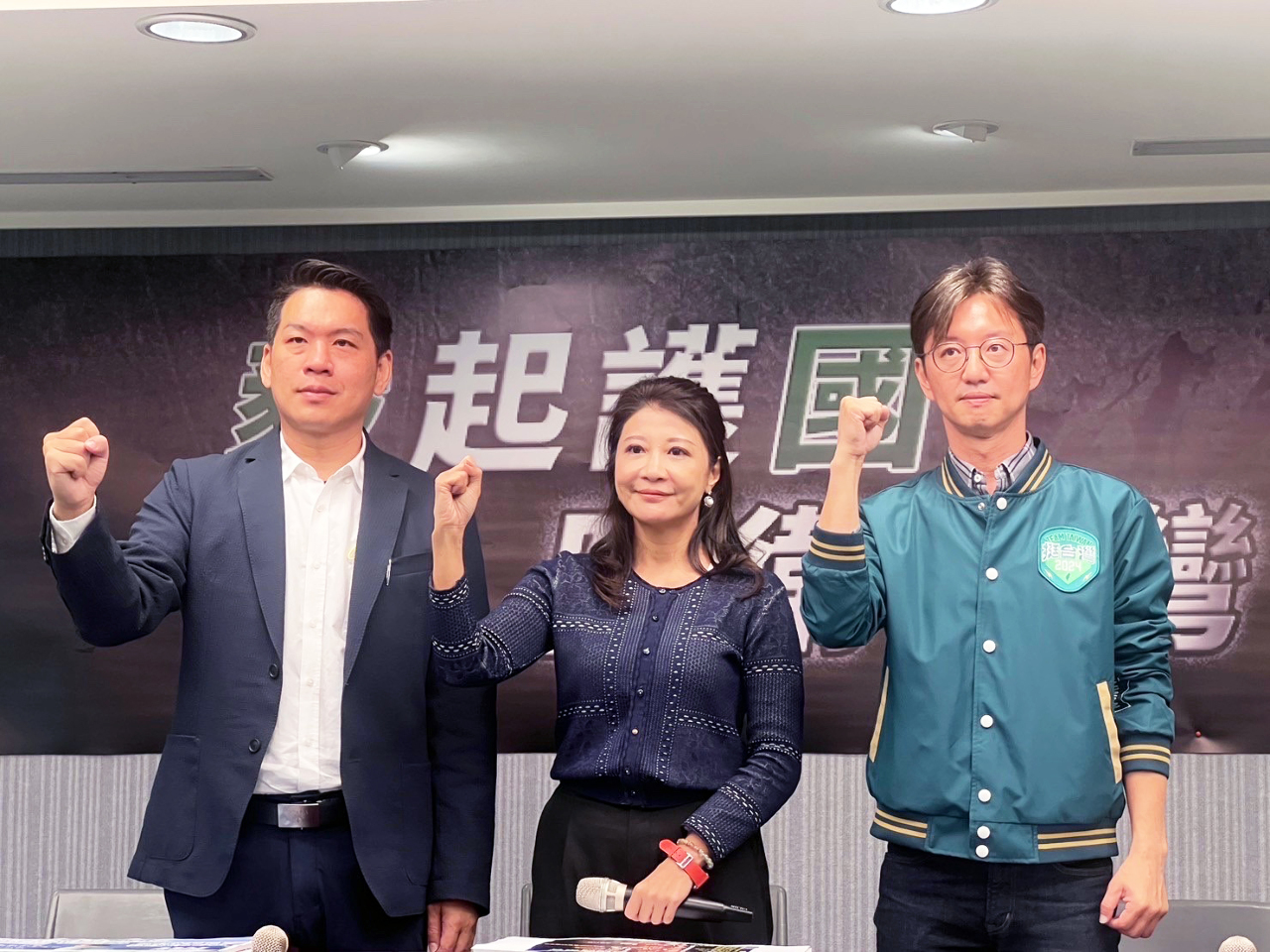 民進黨轟「戰鬥藍」潰散國防 國民黨批「新潮流」私德問題