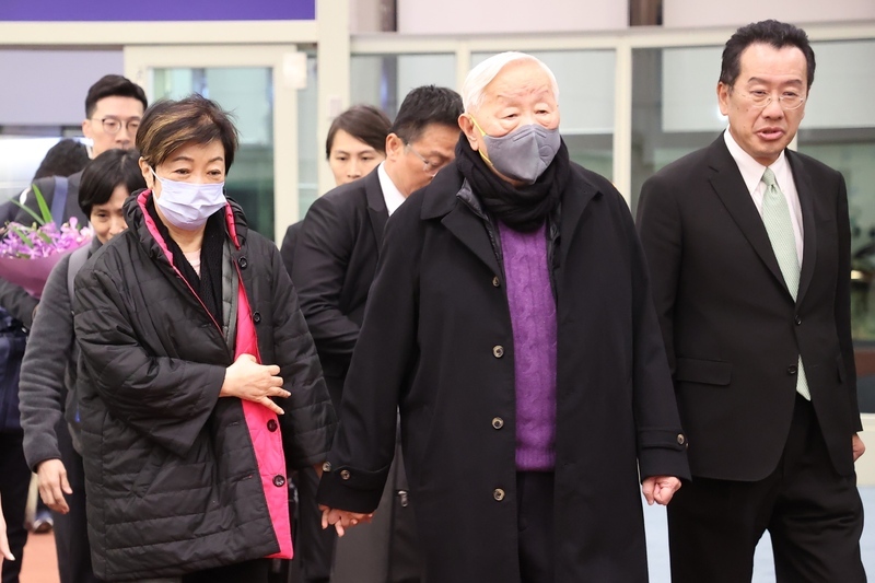 張忠謀結束APEC行程返台  顧立雄與吳釗燮接機