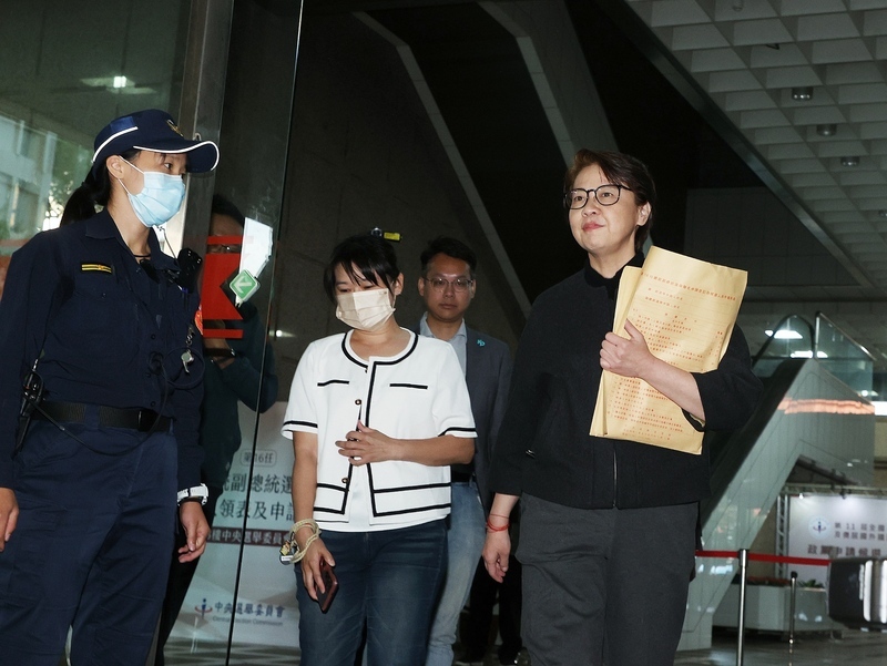 柯郭派人領表 綠營：網路就能下載