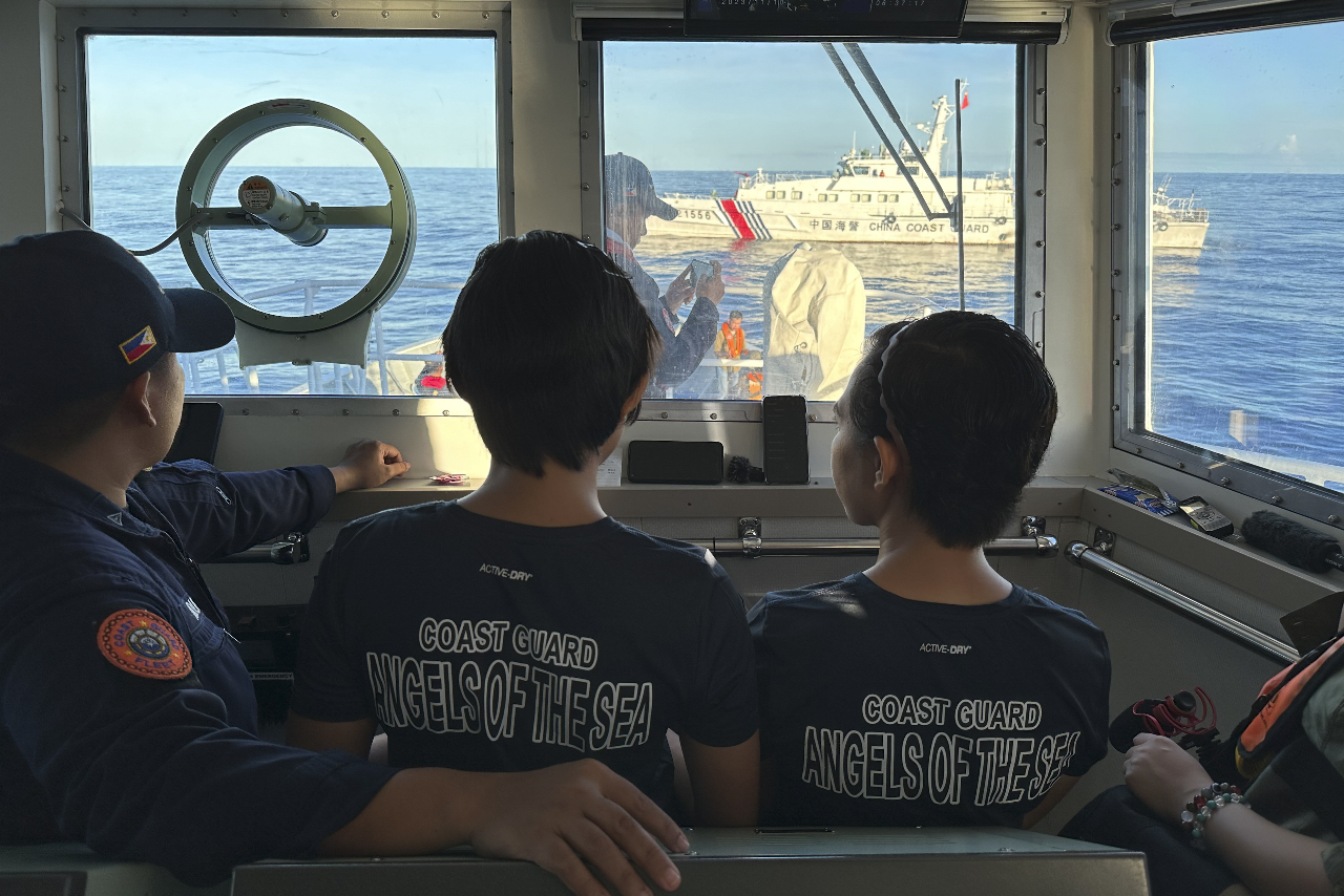 南海黃岩島爭端再現 中國驅逐菲律賓海警船