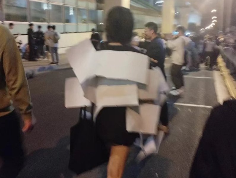 白紙週年／震驚萬聖節這幕 上海青年提醒中國民眾自保