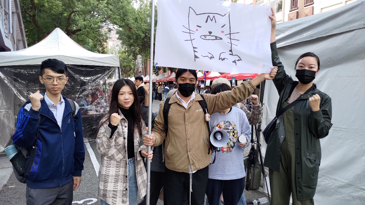獨家／紀念白紙週年台灣不缺席 學生立院旁發表短講