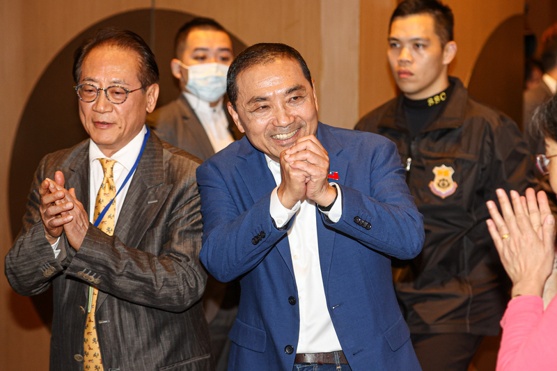 侯友宜出席工商企業聯合會活動 和吳欣盈舅舅手拉手喊「凍蒜」