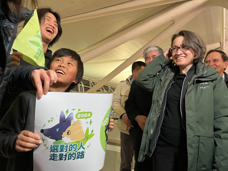 僑胞送行 蕭美琴搭機返台拚選戰