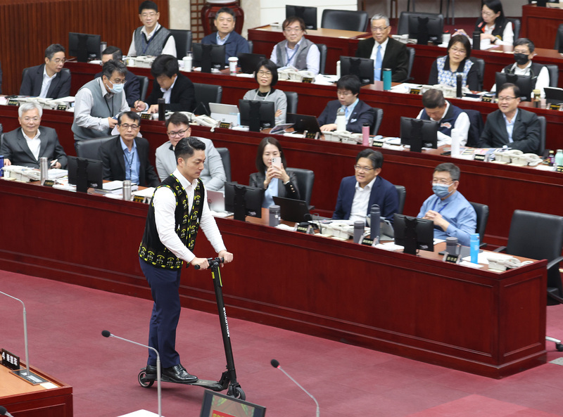 滑板車通勤發生事故得否請求職災補償