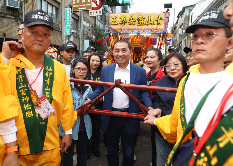 為靈安尊王扶轎 侯友宜：保佑明年大選、選出清廉政府