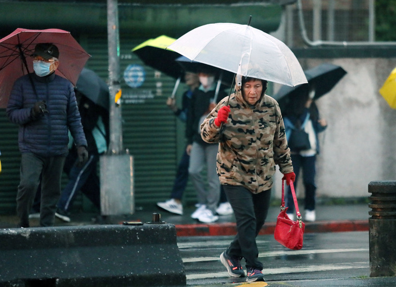 全台持續性降雨 傍晚雨勢趨緩