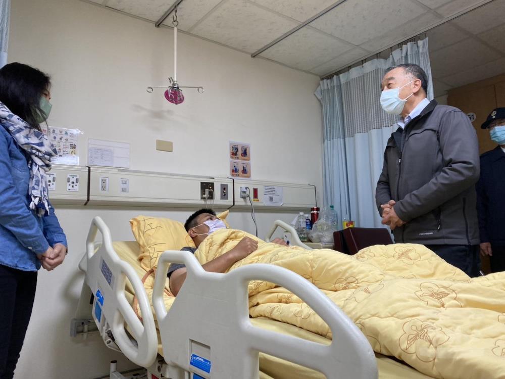 南下探視海虎潛艦受傷官兵 邱國正：全力搜救失蹤者