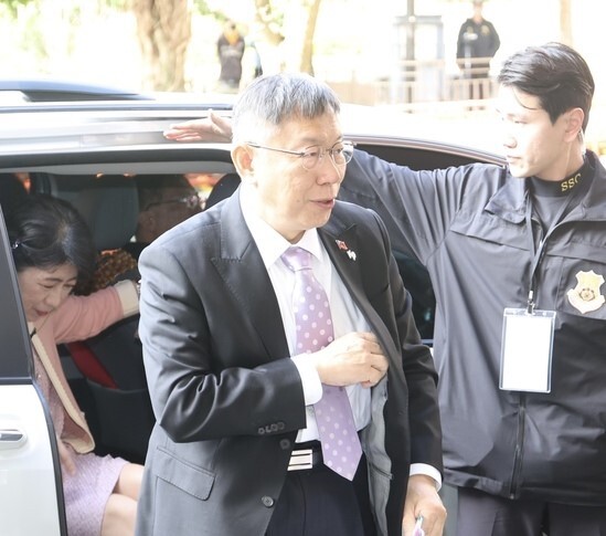 柯文哲偕陳佩琪出席辯論 會前PO文問支持者想問什麼