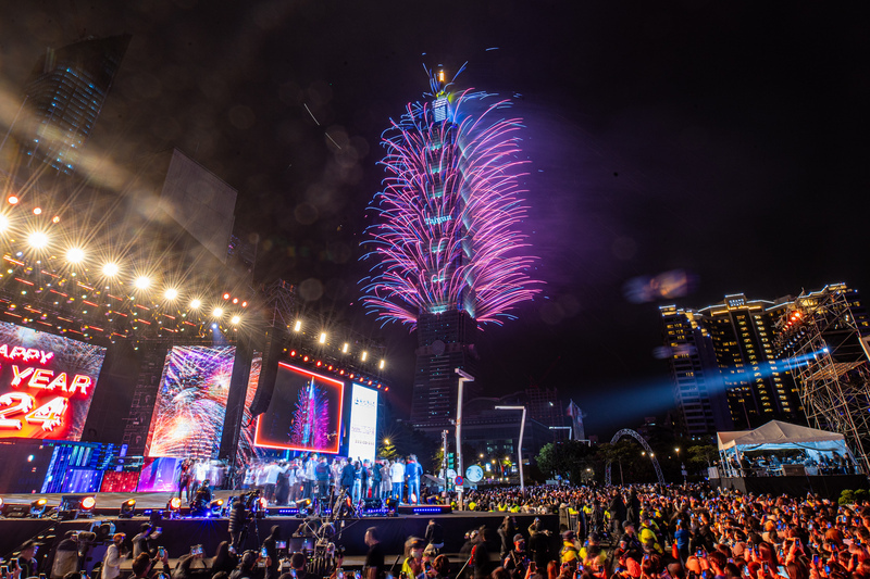 101跨年煙火綻放300秒 首採日本彩色煙火繽紛耀眼