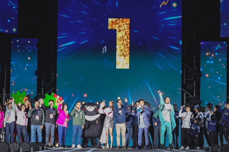 高雄跨年2地施放焰火 陳其邁戴黃色小鴨迎新年