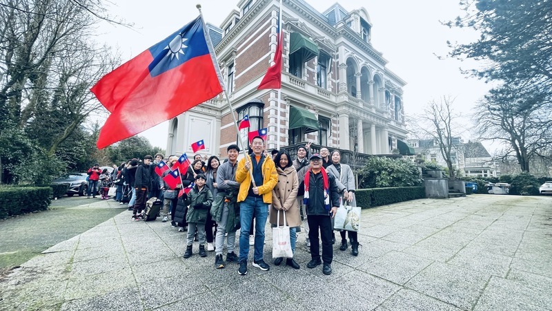 駐荷代表處元旦揮國旗衝北海 迎向台荷400年