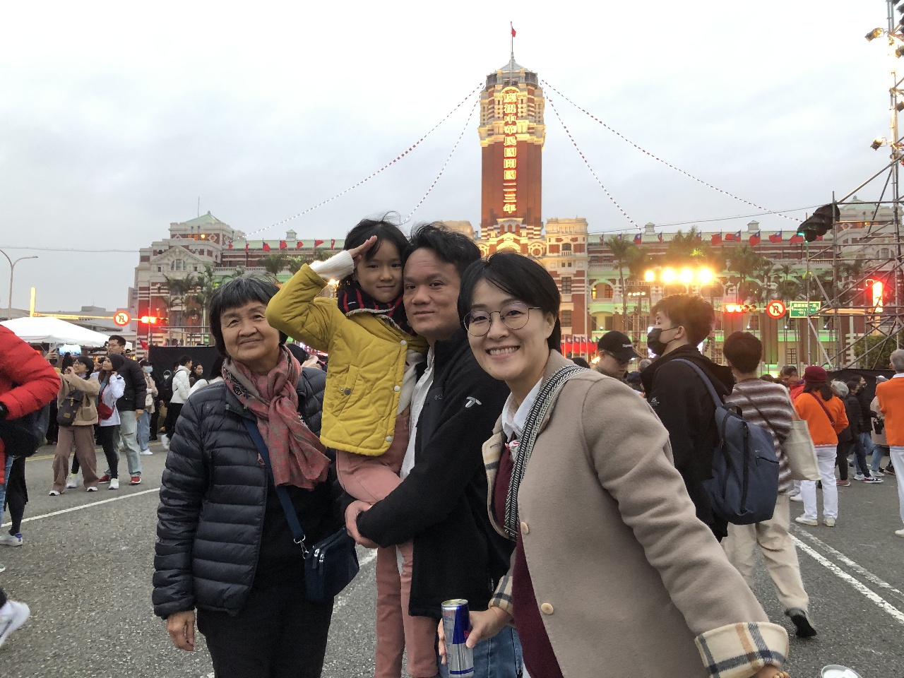 府前元旦升旗巨幅國旗現身 民眾直呼震撼感動