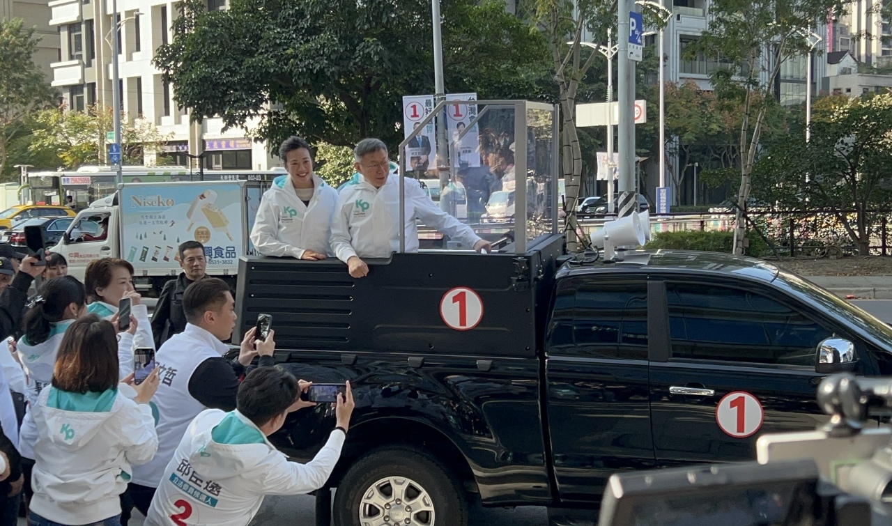 侯康防彈玻璃減半 柯文哲斥政治干預專業