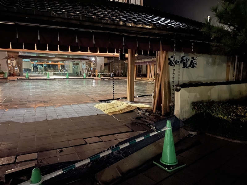 能登強震現場直擊 知名溫泉加賀屋門前出現裂縫