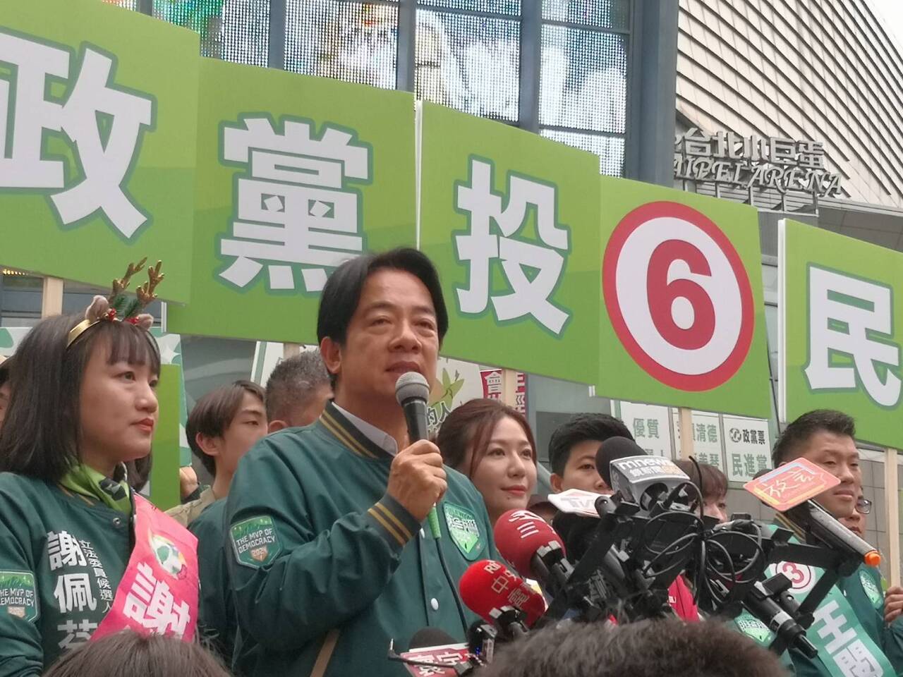 賴清德小巨蛋路口拜票 盼延續小英氣勢勝選