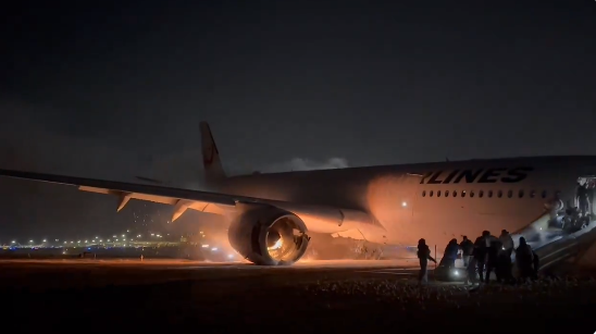 8個出口5個不能用！日航空服員自行判斷開啟、機長最後離開