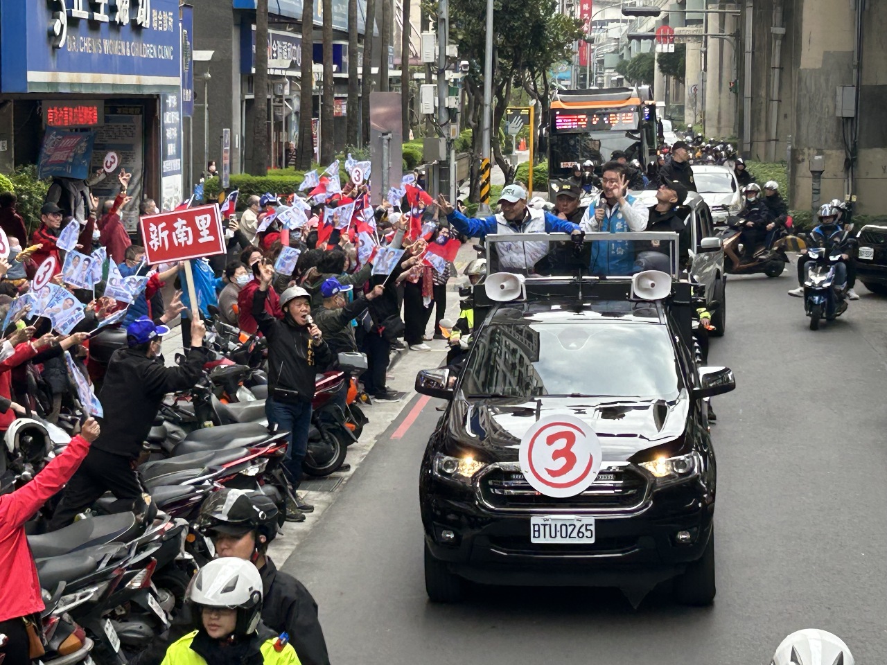 侯友宜前進中和車掃 喊集中選票投侯康配