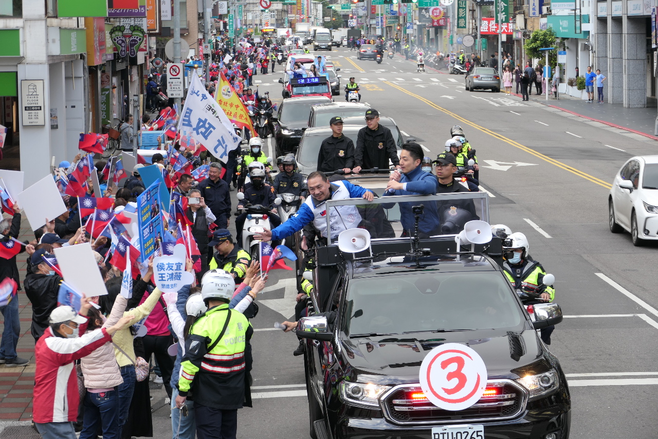 侯友宜台北車掃 籲集中選票投侯康