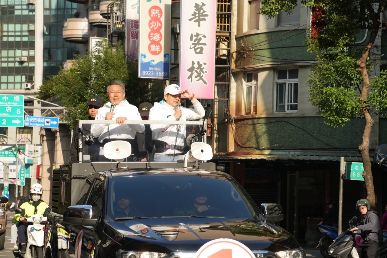 柯文哲回防雙北 路過幫藍小雞加油
