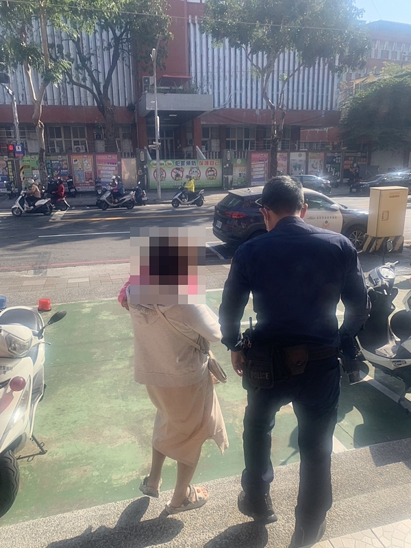 投票零星違規狀況 選票不慎被女童撕毀 老翁攜手機進場又接聽電話