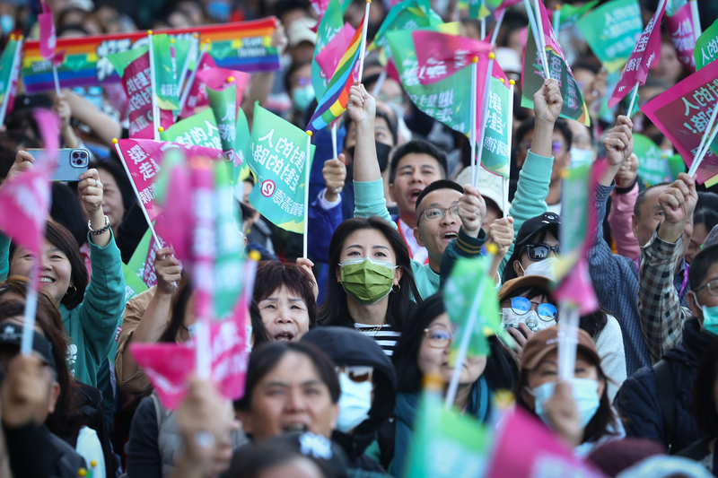 賴清德競總外湧進支持者  關注開票進度