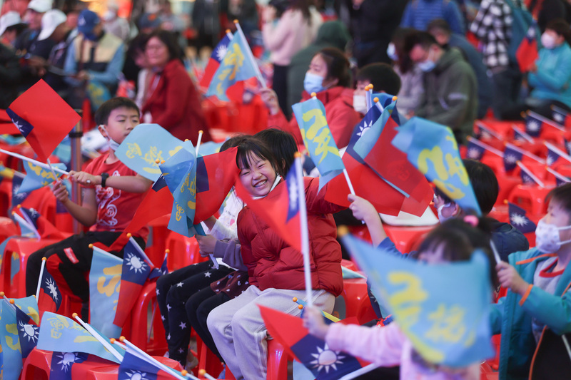國民黨板橋運動場開票 民眾揮舞國旗表達支持