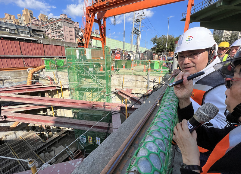 敗選後拼新北市政 侯友宜視察三鶯線、汐止聯外工程