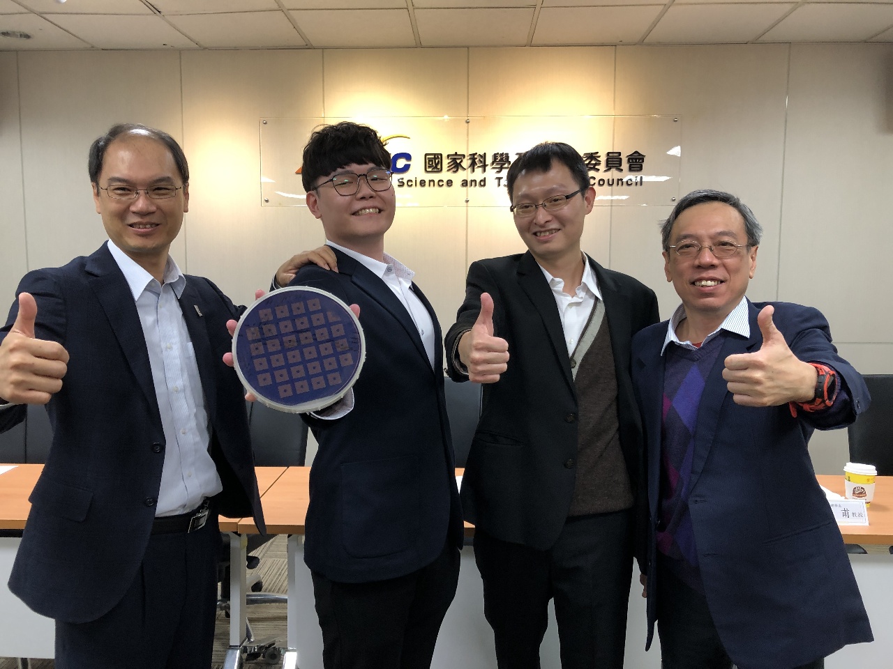 清大團隊首創光啟動電晶體 登國際期刊《自然電子》