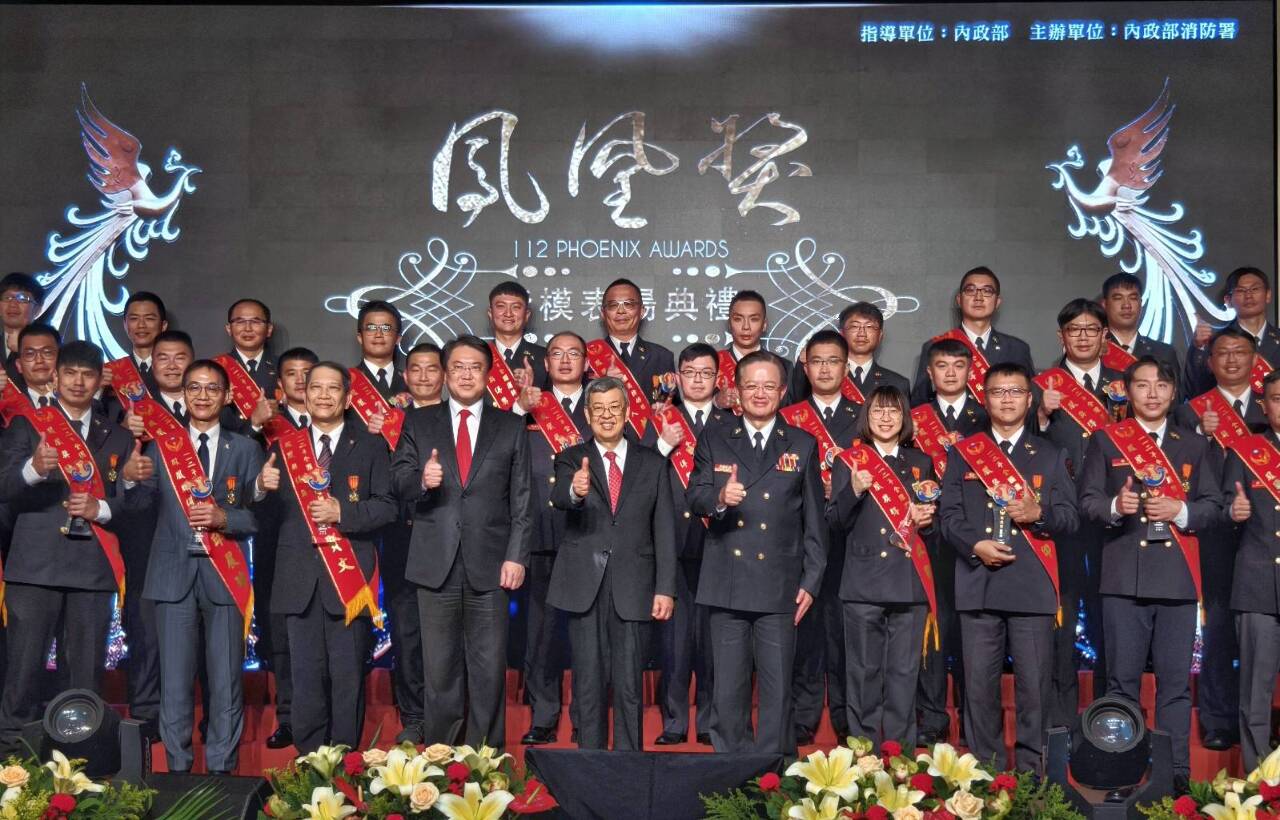 鳳凰獎頒獎 陳揆：政府努力做所有消防人員後盾