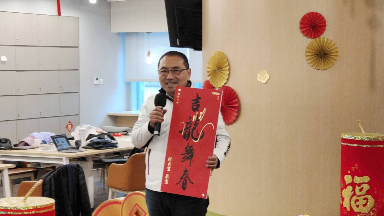 開箱龍年福袋被問「韓江配」 侯友宜未回應