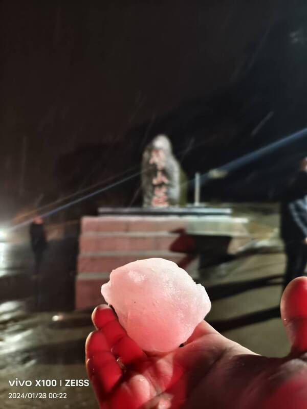 馬祖罕見下雪 民眾夜衝賞雪直呼感動