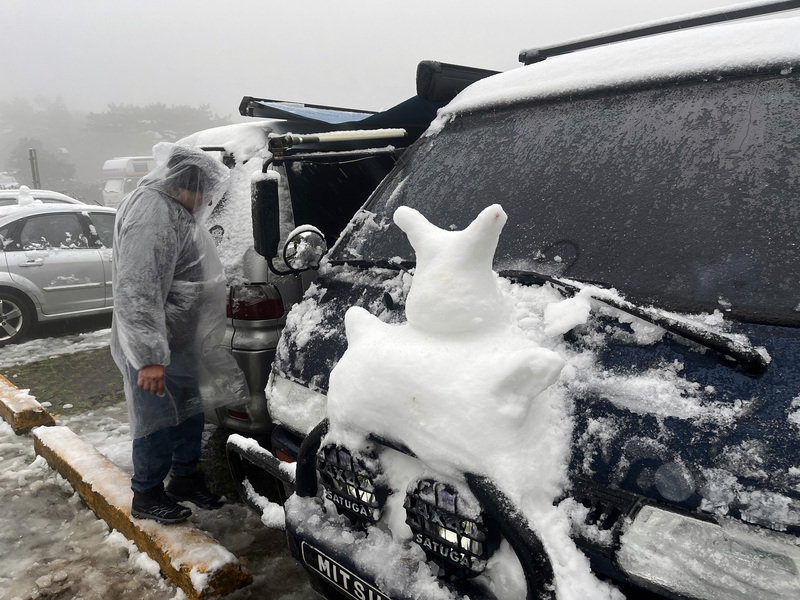 北部高山一夕成了白頭 民眾追雪忙