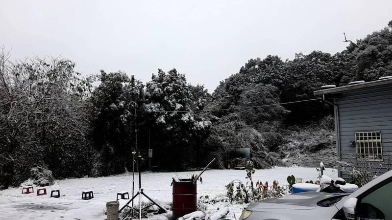 新北烏來山區一片白 民眾一早出門成功追雪